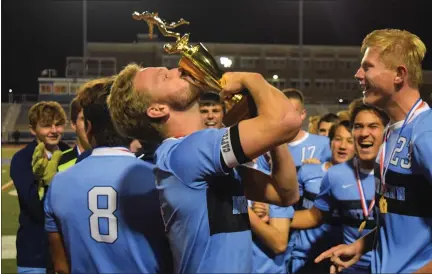  ?? AUSTIN HERTZOG — MEDIANEWS GROUP ?? North Penn’s Carter Houlihan kisses the District 1 championsh­ip trophy as the Knights celebrate after winning the final last season.