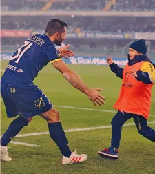  ?? UDALI/CHIEVO ?? Sergio Pellissier, 39 anni, abbraccia il figlio Matteo, 8