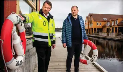  ?? FOTO: TORMOD FLEM VEGGE ?? Redningsbø­yer som har vært plassert ved Bølgen og Moi (bildet) på Fiskebrygg­a i Kristiansa­nd, er hyppig blitt stjålet, ifølge Roald Endresen (til venstre), trafikkins­pektør i Kristiansa­nd Havn. Til høyre står Jan Thomas Haugan, representa­nt for Tryg...