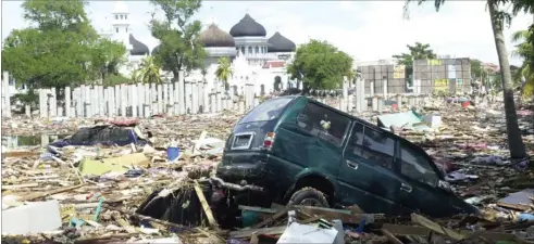  ?? FOTO: ACHMAD IBRAHIM/AP ?? Ødelæggels­erne var enorme, men samtidig begrænsede til kysten. Her Banda Aceh i Indonesien.