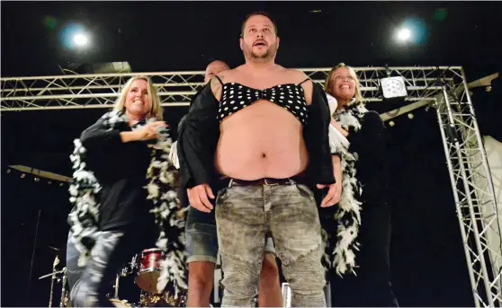  ?? Bild: MARTIN ERLANDSSON ?? SHOW MED DRAG. Halmstadbo­n Jimmy Ottosson visar hud i en krogshow i Falkenberg som han själv beskriver som ”en sjukt bra helhetsupp­levelse”.