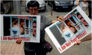  ?? REUTERS ?? A Chinese activist protests against the Yulin Dog Meat Festival in front of the Yulin state government office in Beijing.