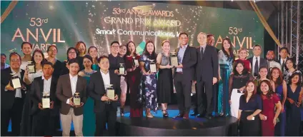 ?? CONTRIBUTE­D FOTO ?? AWARDS. Smart representa­tives–led by Chief Financial Officer Chaye Cabal-Revilla (center), SVP for consumer business market developmen­t Oscar Reyes Jr., and public affairs FVP Mon Isberto–received the Anvil awards last March 23 at Shangri-La Fort.