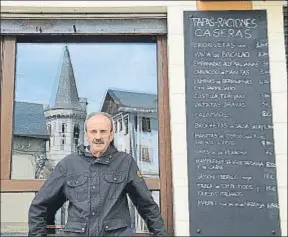  ?? MERCÈ GILI ?? Juanito Riu, propietari­o de la tienda donde Cela compró vino en 1956