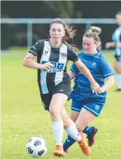  ?? Picture: Kevin Farmer ?? Willowburn’s Claudia Maiore (left) dribbles downfield.