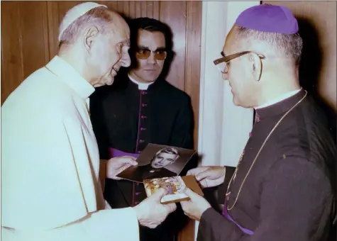  ??  ?? El arzobispo Óscar Arnulfo Romero entrega una fotografía del padre Rutilio Grande al Papa Pablo VI, en abril de 1977