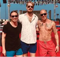  ?? BILD: PRIVAT ?? Kristoffer Karlsson med trummisen Johannes Nordell (till vänster) och mellan Benjamin Önnhed (från Falkenberg) och finländske kapellmäst­aren Ben Bergman i samband med soundcheck på Jebel Ali Hotel.