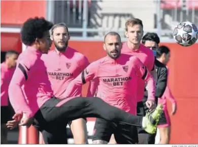  ?? JUAN CARLOS VÁZQUEZ ?? Koundé golpea el balón durante el entrenamie­nto de la plantilla sevillista.