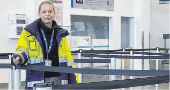  ?? FOTO: ANDREAS BERGER ?? Nadine Holzmann ist Leiterin der Flugpassag­ier-abfertigun­g am Allgäu Airport.