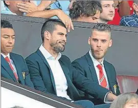  ?? PETER POWELL / EFE ?? Valdés, sin el traje oficial del United, vio el partido junto a De Gea