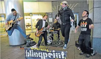  ?? SZ-ARCHIVFOTO: BECKER&BREDEL ?? Musiker wie die Band Blingpoint brauchen künftig eine offizielle Erlaubnis, wenn sie in der Bahnhofstr­aße spielen wollen.