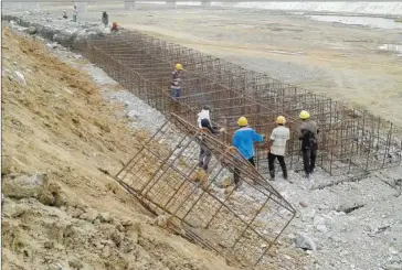  ?? PHAK SEANGLY ?? Workers construct the framework of foundation­s at Stung Treng’s Lower Sesan II dam site in 2014.