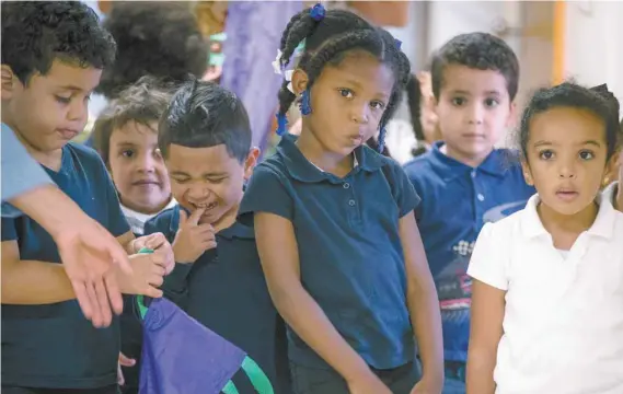  ?? JACQUES NADEAU LE DEVOIR ?? Le débat est lancé depuis que la CAQ a promis d’élargir la maternelle 4 ans à tous les enfants du Québec. LeDevoir s’est rendu dans les deux milieux pour essayer de comprendre les différence­s entre les deux modèles et se pencher sur la faisabilit­é de cette promesse électorale.