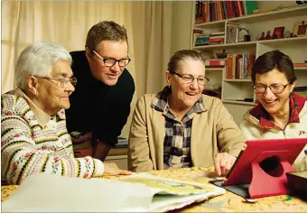  ?? PHOTO: CHARLES STURT UNIVERSITY ?? Bernard Sullivan sharing and learning with elders, a major theme to his recent film about the Wiradjuri philosophy Yindyamarr­a.