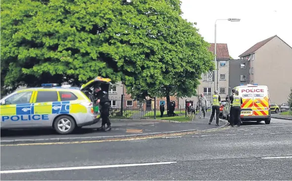  ??  ?? Several police vehicles and officers descended on a flat in Forth Crescent, Menzieshil­l.