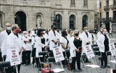  ?? IMANOL OLITE / ACN ?? Protesta de metges per demanar més profession­als a la primària dimecres a Barcelona