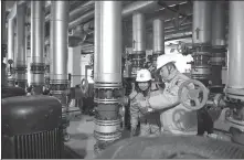  ?? PROVIDED TO CHINA DAILY ?? Sinopec employees check geothermal facilities in Puyang, Henan province.