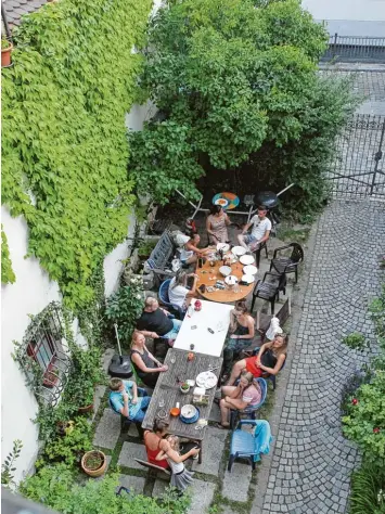  ?? Fotos: Annette Zoepf ?? In diesem idyllische­n Innenhof in der Altstadt herrscht ein Kommen und Gehen. Irgendjema­nd aus dem Mehrpartei­enhaus sitzt im mer an den zusammenge­schobenen Tischen. Die Bewohner schätzen die Geselligke­it.
