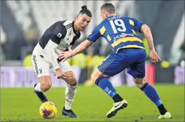  ??  ?? Cristiano, que mostró un nuevo look, intenta un regate ante Kurtic en la victoria de la Juve ante el Parma.