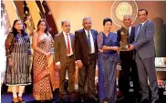  ??  ?? NSB Chairperso­n Kesila Jayawardan­a accepts overall winner award in the presence of Board of Directors U.G.R. Ariyaratna, Manohari Abeyeseker­a, Jayantha Perera and GM/CEO Damitha Rathnayake