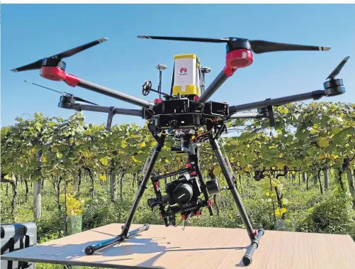  ?? ?? Drohnen wie diese können mit ihren Sensoren viele Ebenen an Daten über Felder sammeln und diese per 5G sofort zur Analyse schicken