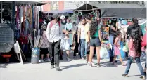  ??  ?? Otra de las víctimas de la pandemia es la actividad comercial informal de los mercados ambulantes, donde muchos puesteros desistiero­n de ofrecer sus productos.