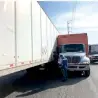  ??  ?? El camión golpeó el contenedor del otro vehículo.