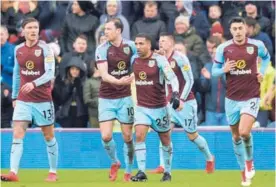  ?? AFP ?? Los jugadores del Burnley celebraron con Berg Gudmundsso­n el 1-1.