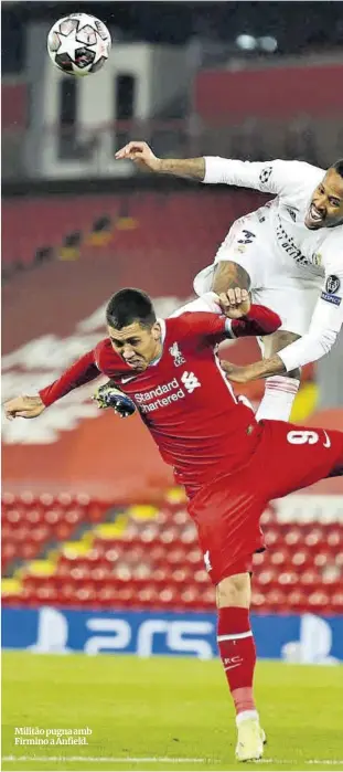  ??  ?? Militão pugna amb Firmino a Anfield.