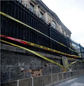  ?? JORGE NAVARRO ?? Una placa metálica cubre el agujero que provocó el impacto del carro contra el muro, en la esquina sureste del Teatro.