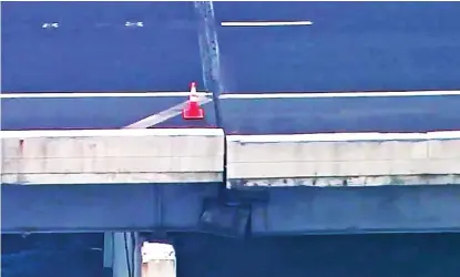  ?? ABC7 CHICAGO ?? Chicago Department of Transporta­tion workers on Monday found cracks in structural steel girders that support Lake Shore Drive over the ramp from Randolph Street, according to CDOT.