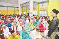  ??  ?? ARUNARNSIN membuat ucapan Hari Raya kepada masyarakat Islam yang hadir.