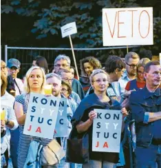  ?? Foto: Jakob Ratz, dpa ?? „Wir werden die Diktatur zu Fall bringen“, riefen die Demonstran­ten in Warschau, die in Sorge um die polnische Verfassung sind.