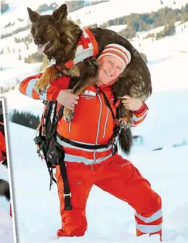  ??  ?? Zwei für den Notfall: Matthias „ Hias“Schwabl aus Saalbach- Hinterglem­m mit seiner Hündin „ Finja“.