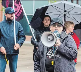  ?? JULIE JOCSAK
THE ST. CATHARINES STANDARD ?? Lisa Britton speaks during the Niagara Workers Activist Group holds a protest in front of 301 St. Paul Street to protest the Ford government’s rollback of a $15 minimum wage promised by the former Liberal government.