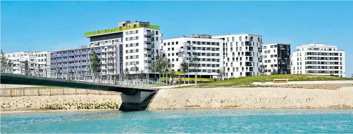  ??  ?? Die Seestadt in Aspern ist eines der jüngsten großen Bauprojekt­e in Wien. Die Nachfrage nach leistbaren Wohnungen deckt sie bei weitem nicht.