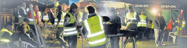  ??  ?? Castelsarr­asinois et leurs accueillan­t Gaulois des Deux Rives préparent le repas du soir.