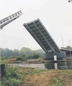  ??  ?? R El puente está paralizado desde 2015, tras una falla en el sistema de levante.