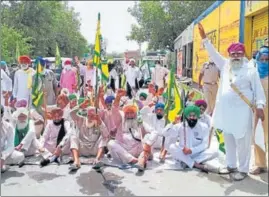  ?? SANJEEV KUMAR/HT ?? Farmer union members protesting against BJP leader Vijay Sampla at Fafre Bhai Ke village in Mansa on Friday.