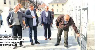  ??  ?? gradonačel­nik miloš vučević i ministar goran knežević u obilasku petrovarad­ina