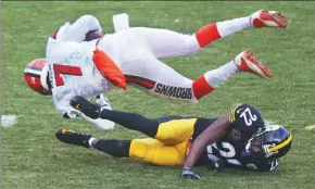 ?? CHARLES LECLAIRE / USA TODAY SPORTS ?? Cleveland Browns quarterbac­k DeShone Kizer is sacked by William Gay of the Pittsburgh Steelers during Sunday’s NFL game at Heinz Field in Pittsburgh, Pennsylvan­ia. The Browns lost 28-24 to end the season winless from 16 games.