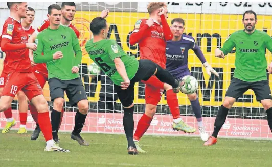  ?? FOTO: SCHNIEDERS ?? Dicke Luft herrschte häufig vor Beecks Tor. Hier kommt Rödinghaus­ens Dino Bajric (grünes Trikot, Mitte) vor Beecks Timo Bornemann an den Ball, beobachtet unter anderem von SV-Routinier Simon Engelmann (r.) und FC-Keeper Ron Meyer.