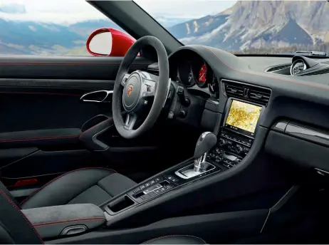  ??  ?? 红色旋风 保时捷标志性的红，涂装在动力强劲的新车­上显得格外引人注目；内饰皮革上的红色缝线­亦将911 Targa 4 GTS的澎湃动感从外­延伸至车内空间