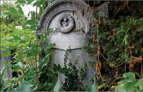  ??  ?? Le cimetière de Loyasse, à Lyon, laisse la nature reprendre ses droits.