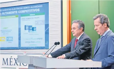  ??  ?? El secretario de Energía, Pedro Joaquín Coldwell (izq.), dice que la estrategia para captar inversione­s está redituando a México.