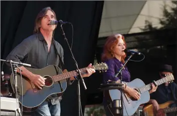  ?? STAFF FILE PHOTO ?? Bonnie Raitt performs with Jackson Browne at a Musicians United for Safe Energy benefit concert at the Shoreline Amphitheat­re in Mountain View in 2011. Raitt says many of her favorite Bay Area shows over of the years have involved fundraiser­s for...