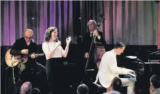  ?? FOTO: KN ?? Sängerin Fay Claassen und das Trio Peter Peets kamen mit ihrem preisgekrö­nten Programm „Swing and Sweet“nach Neersen.