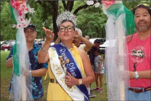  ??  ?? Miss APA Joann “JoJo” Sims marches in the Santacruza­n parade.