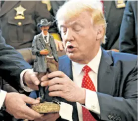 ??  ?? Donald Trump dobio je za poklon igračku – šerifa
