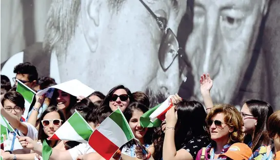  ?? (foto LaPresse / Guglielmo Mangiapane) ?? L’omaggio Studenti e insegnanti delle scuole a Palermo all’esterno dell’aula bunker dell’Ucciardone dove ieri si è svolta la cerimonia solenne per l’anniversar­io della strage di Capaci